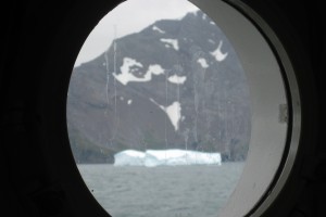 ijsberg door patrijspoort